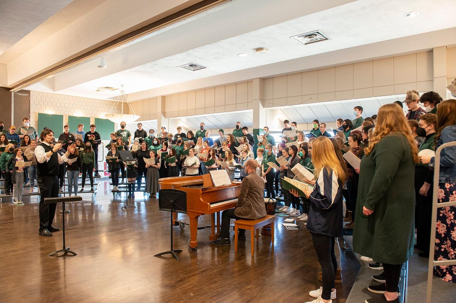 贝米吉州立大学的学生们在钢琴伴奏下带领唱诗班